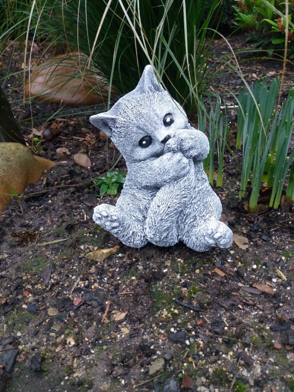 Steinfigur verspielte Katze    Gartenfigur